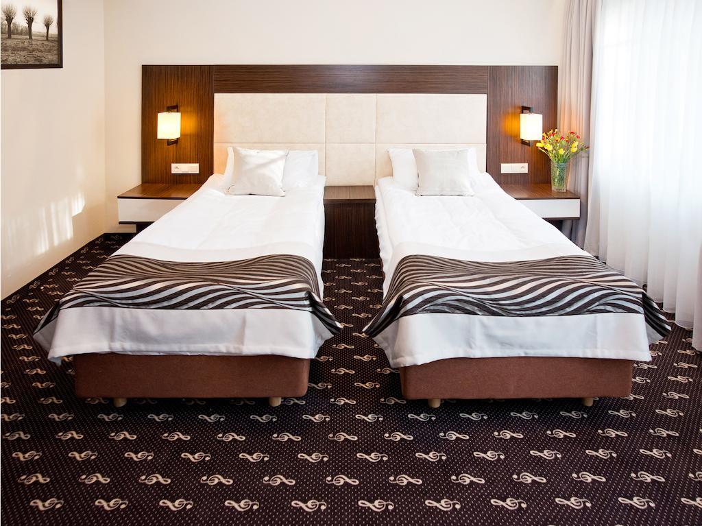 Hotel Fryderyk Nysa Habitación foto
